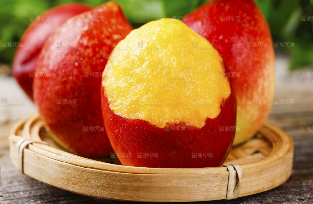 黄心油桃放在木底上