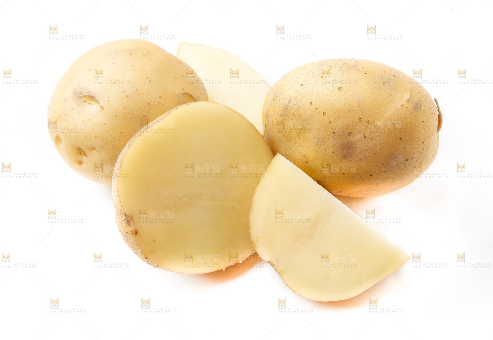 新鲜土豆放在白底上