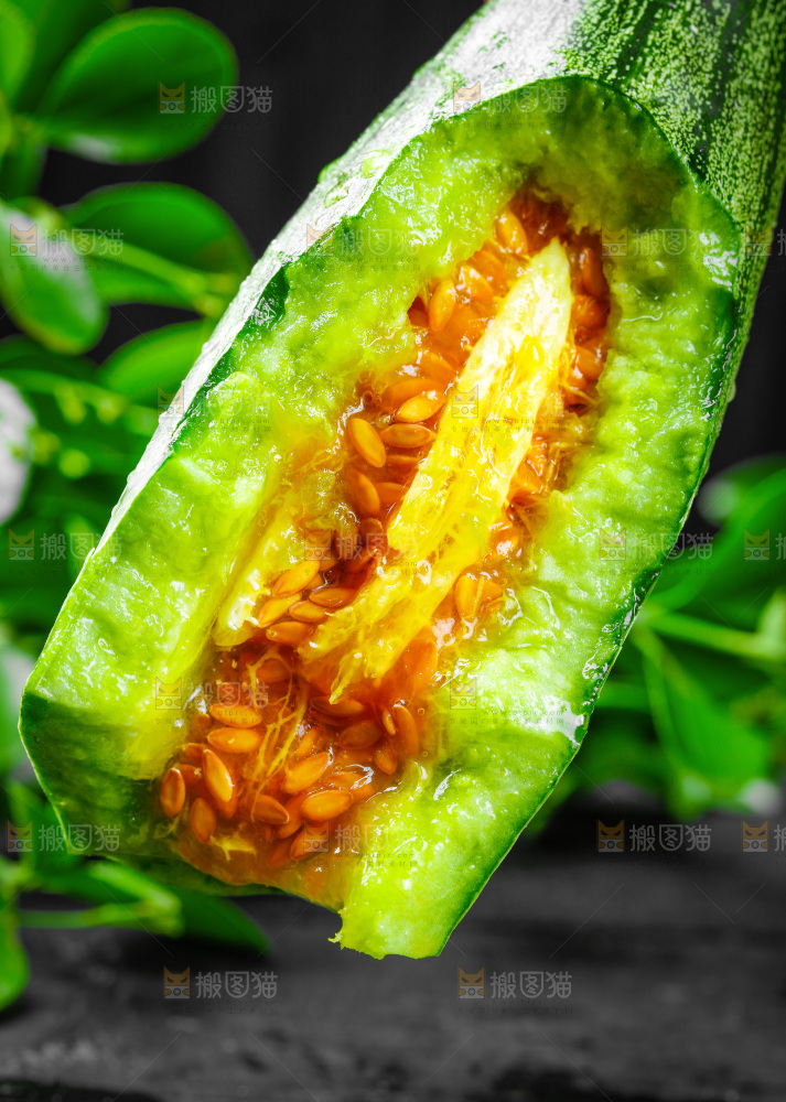 手拿掰开的羊角蜜