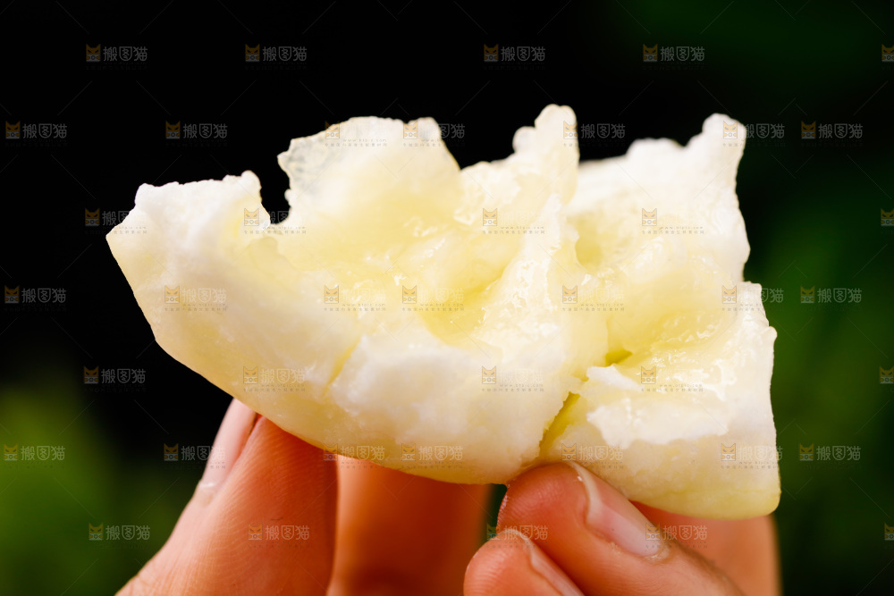 手拿切开的陕西阎良甜瓜