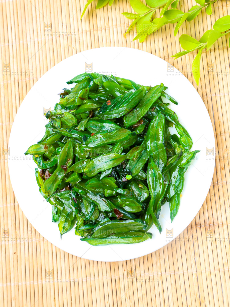 一盘香辣海白菜放在木底上