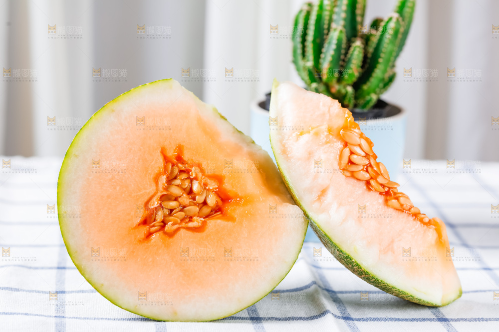 格子布上放着新鲜哈密瓜