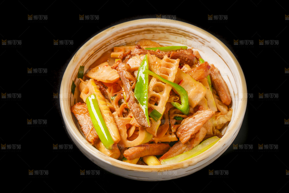 黑底上放着一盘竹笋炒肉