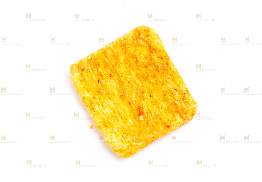 白底上放着麻辣锅巴