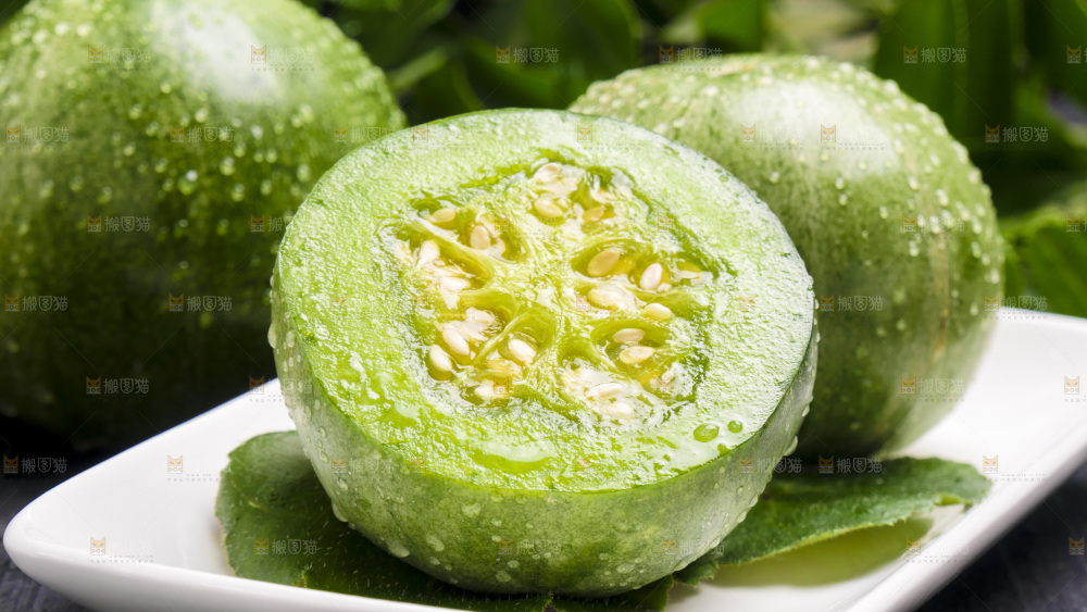 深底上放着切开的山东绿宝甜瓜