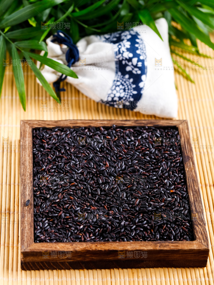 新鲜黑米放在木底上