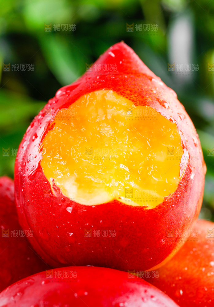 黄心油桃放在木底上