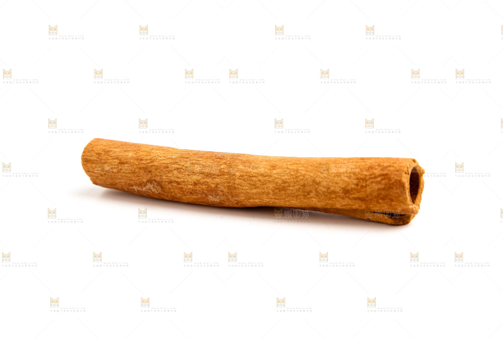 新鲜桂皮放在白底上