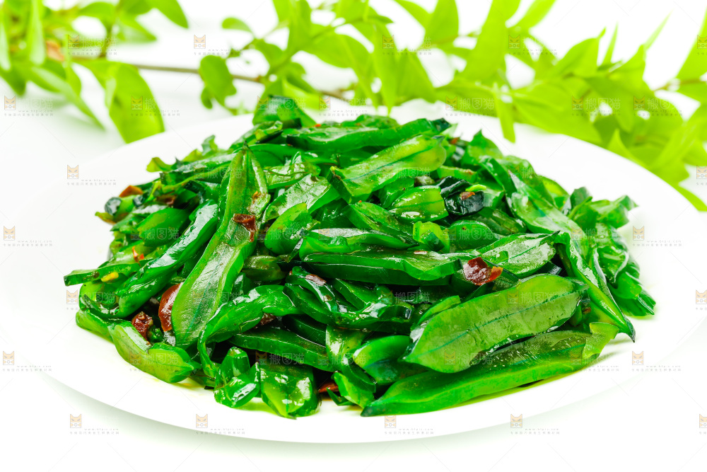 一盘香辣海白菜放在白底上