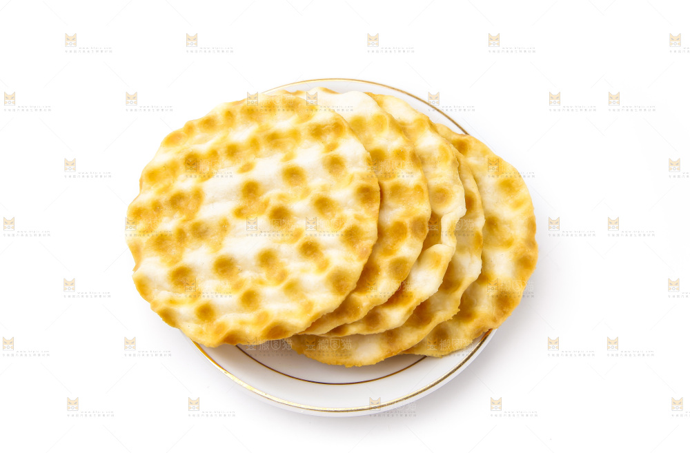 白底上放着一盘饼干