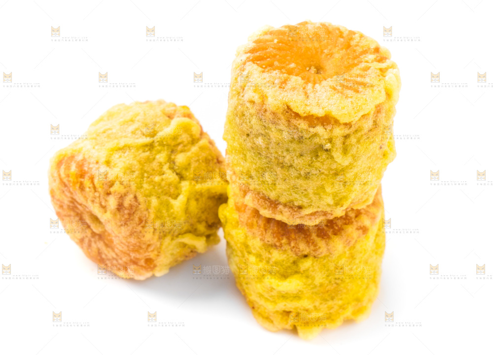 绿豆糕放在白底上