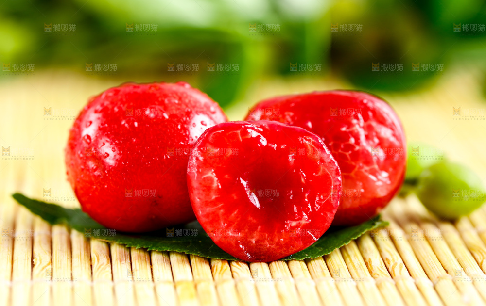 浅底上的新鲜樱桃