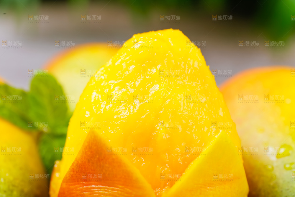 一盘海南贵妃芒放在木底上