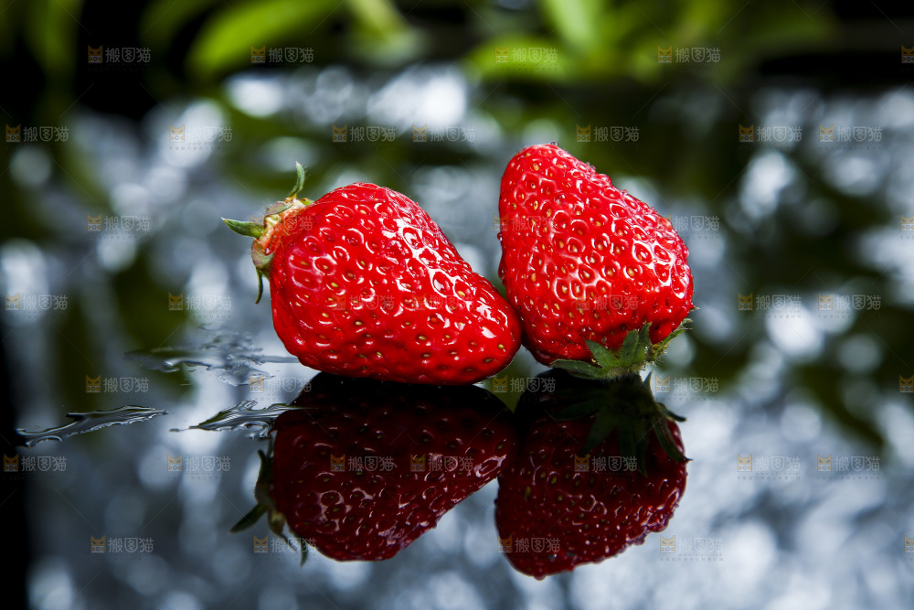 深底上的草莓