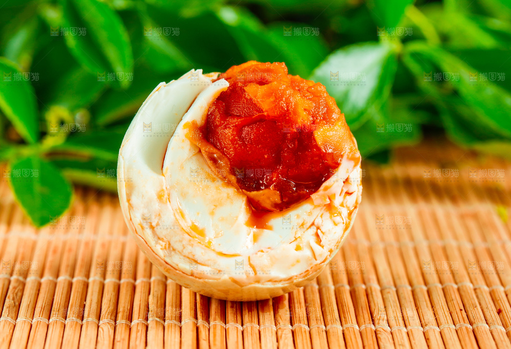 木底上放着高邮咸鸭蛋