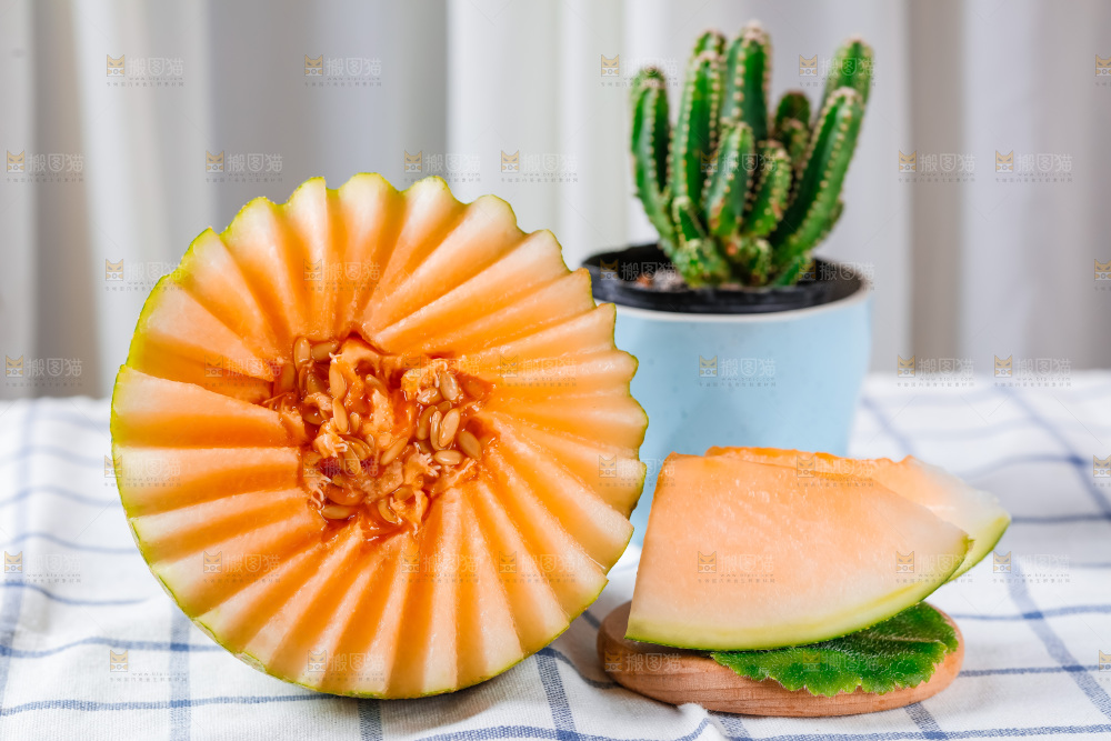 格子布上放着新鲜哈密瓜