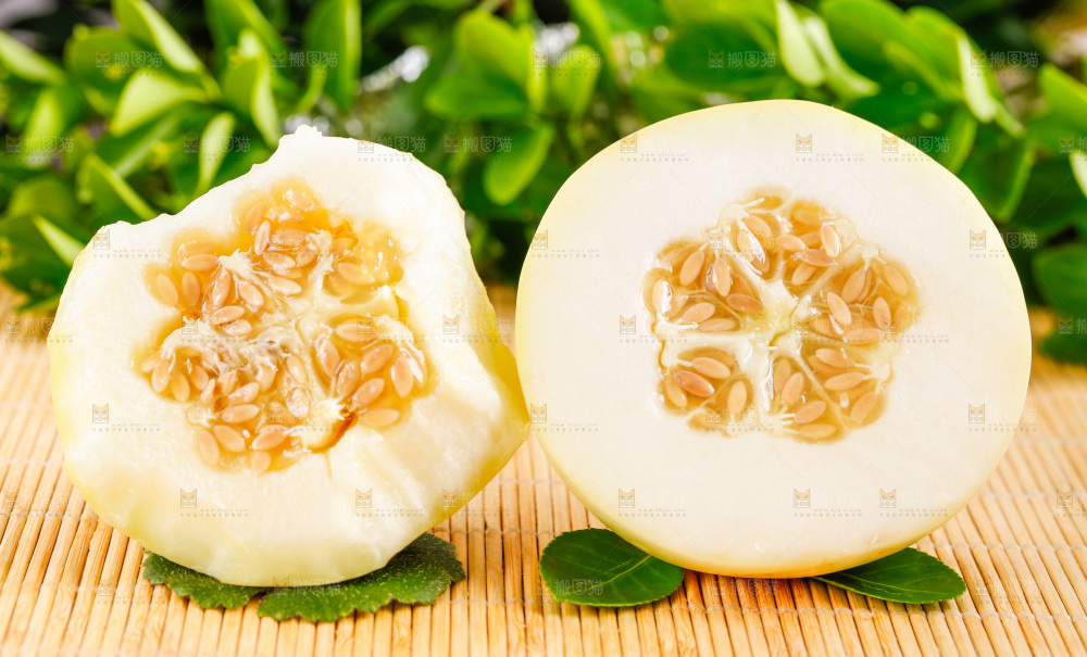 浅底上的新鲜甜瓜