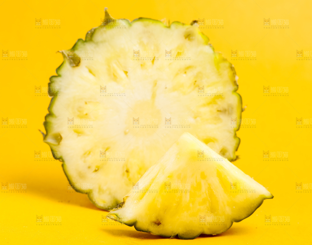 浅底上放着云南香水小菠萝