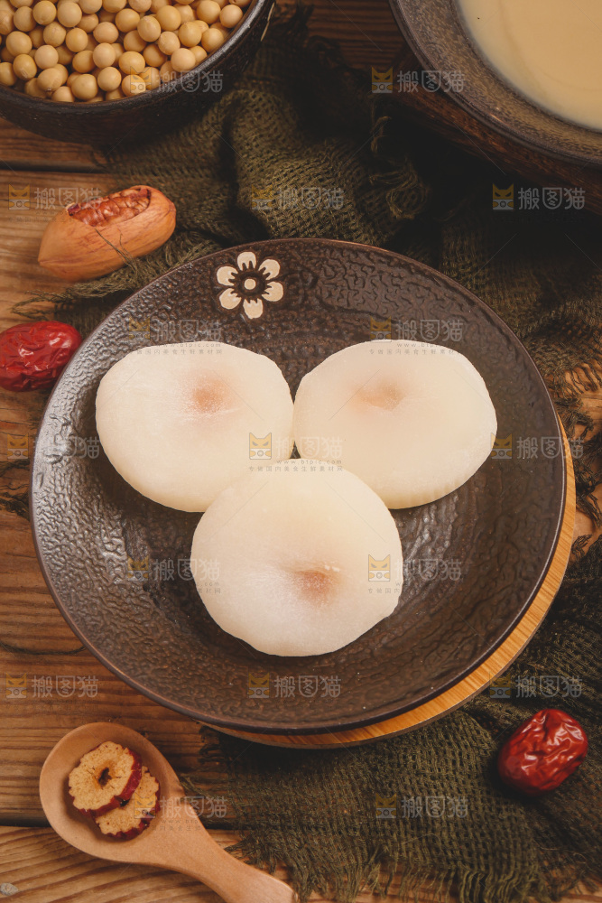 一盘糯米糍放在木底上