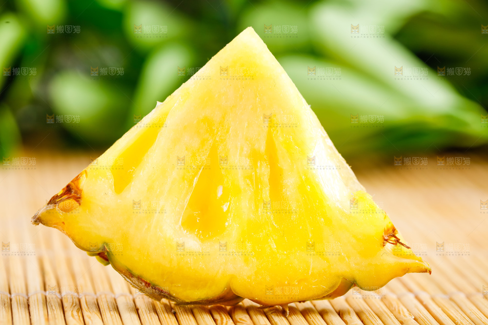 木底上放着香水小菠萝