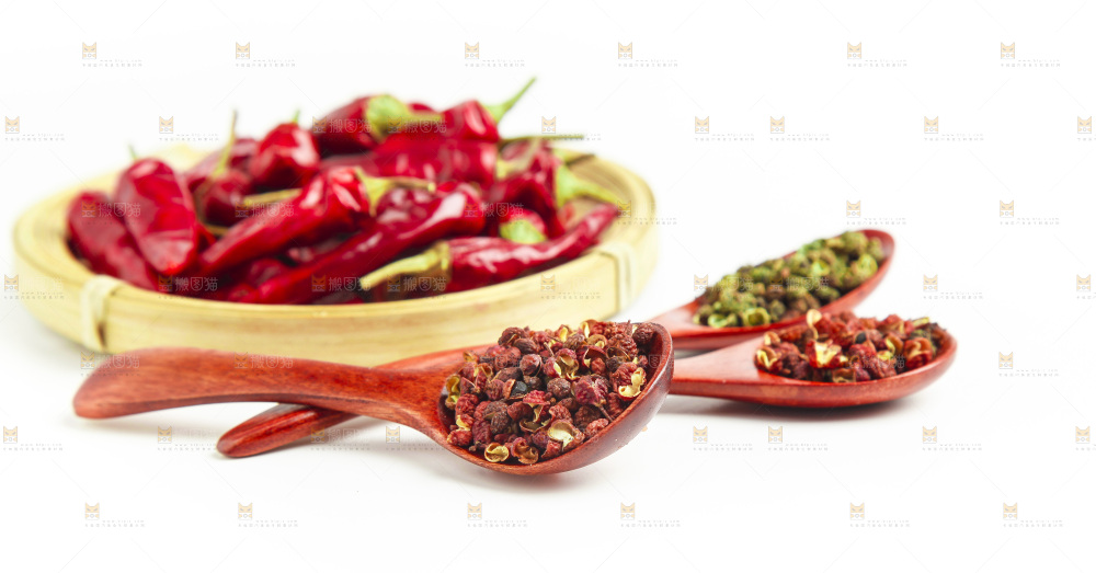 白底上的香料组合