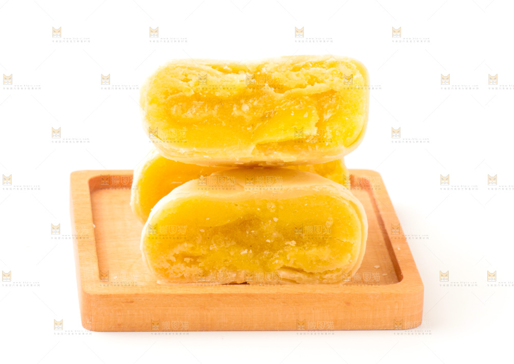一盘榴莲饼放在白底上