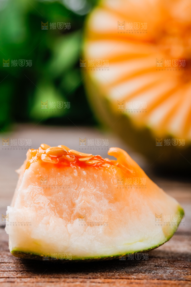 木底上放着切开的新疆哈密瓜