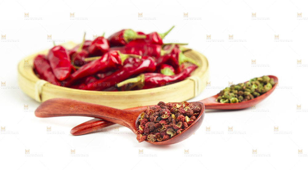 白底上的香料组合