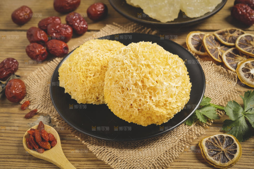 一盘银耳放在木底上