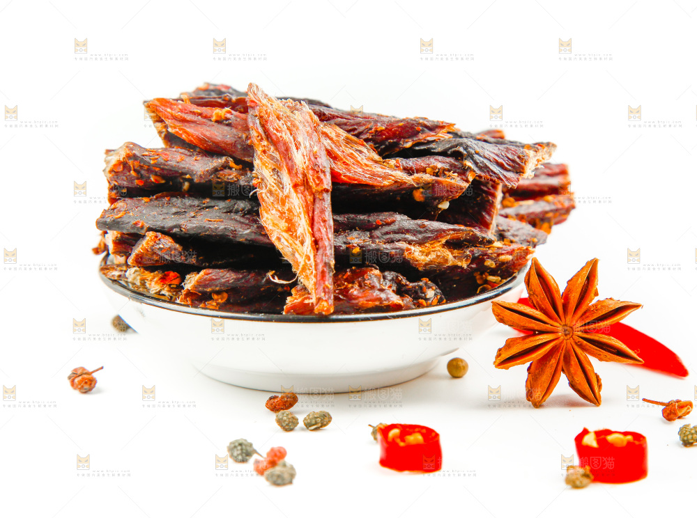 白底上放着一盘内蒙古牛肉干