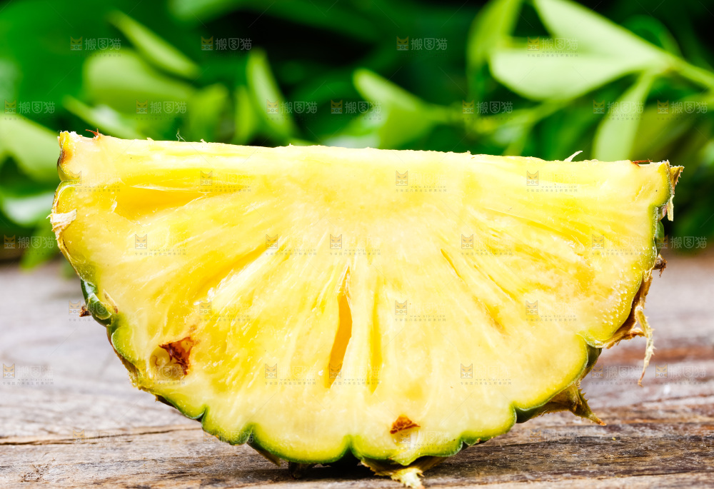 香水小菠萝放在木底上