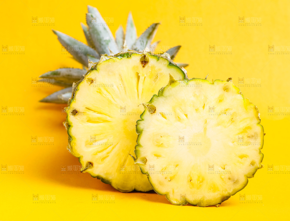 浅底上放着云南香水小菠萝