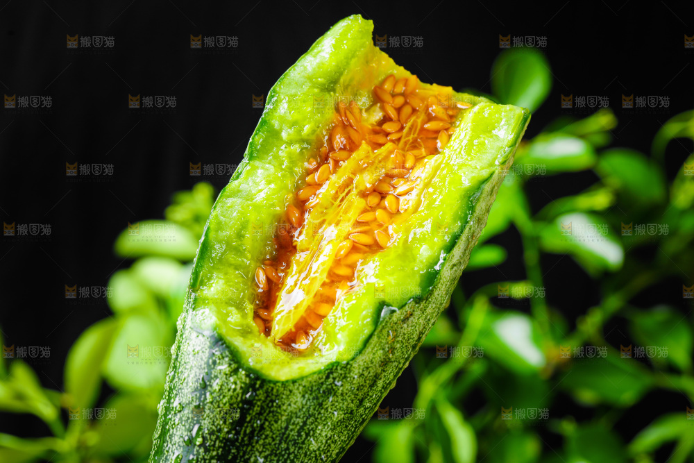 山东羊角蜜甜瓜放在深底上