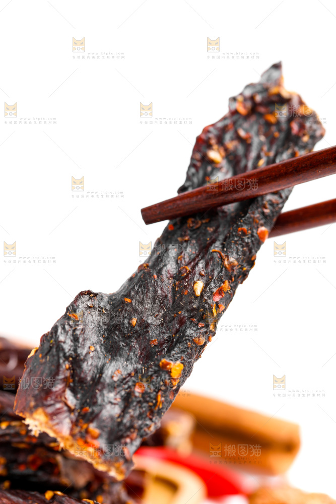 筷子夹着内蒙古牛肉干
