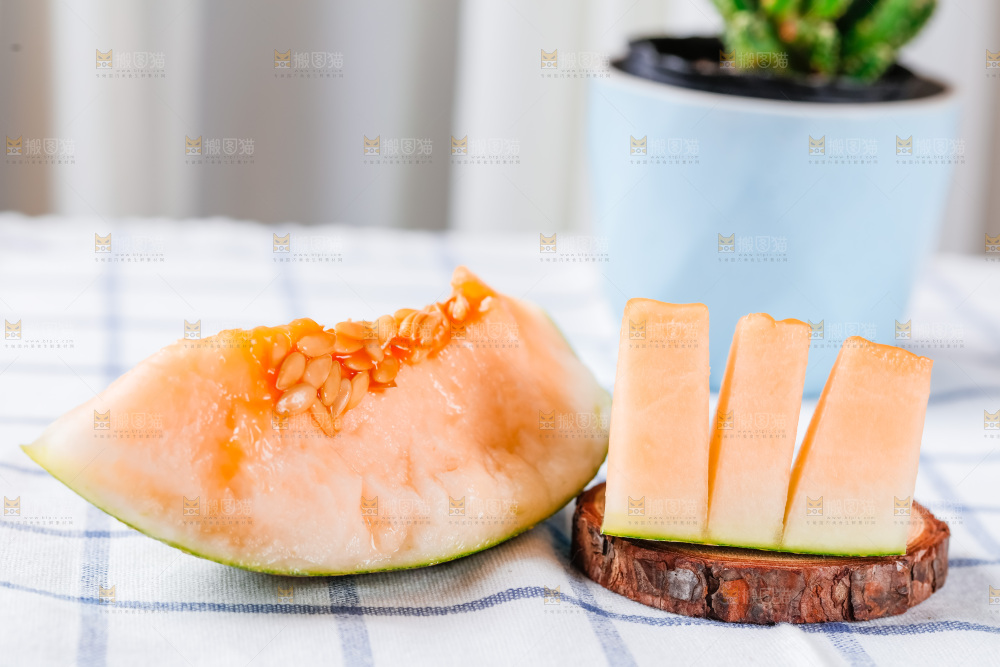 格子布上放着新鲜哈密瓜
