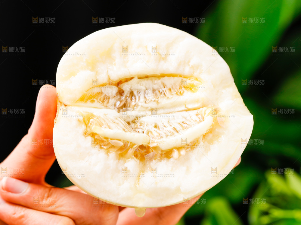 手拿掰开的阎良甜瓜