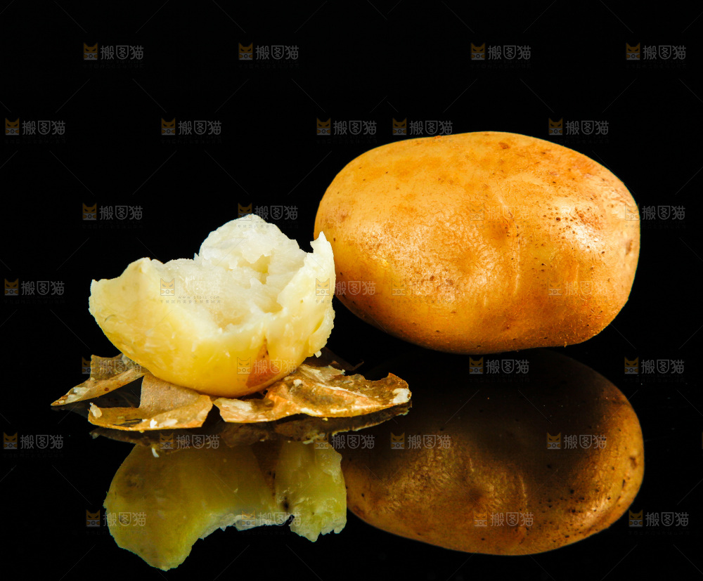 黑底上放着黄心土豆