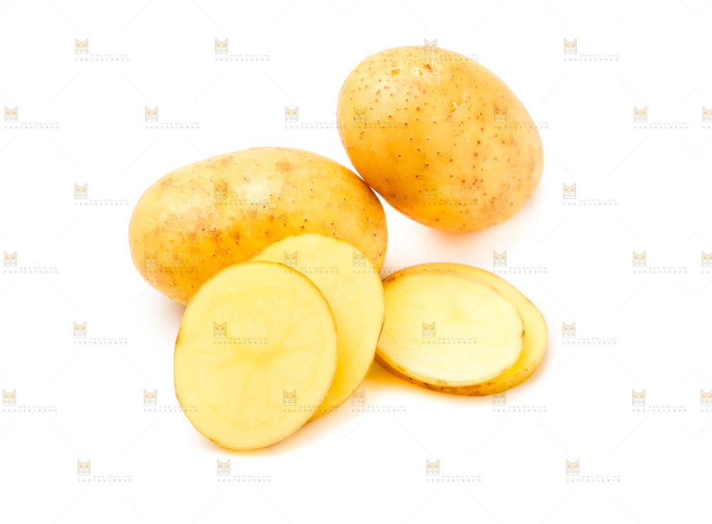 新鲜土豆放在白底上