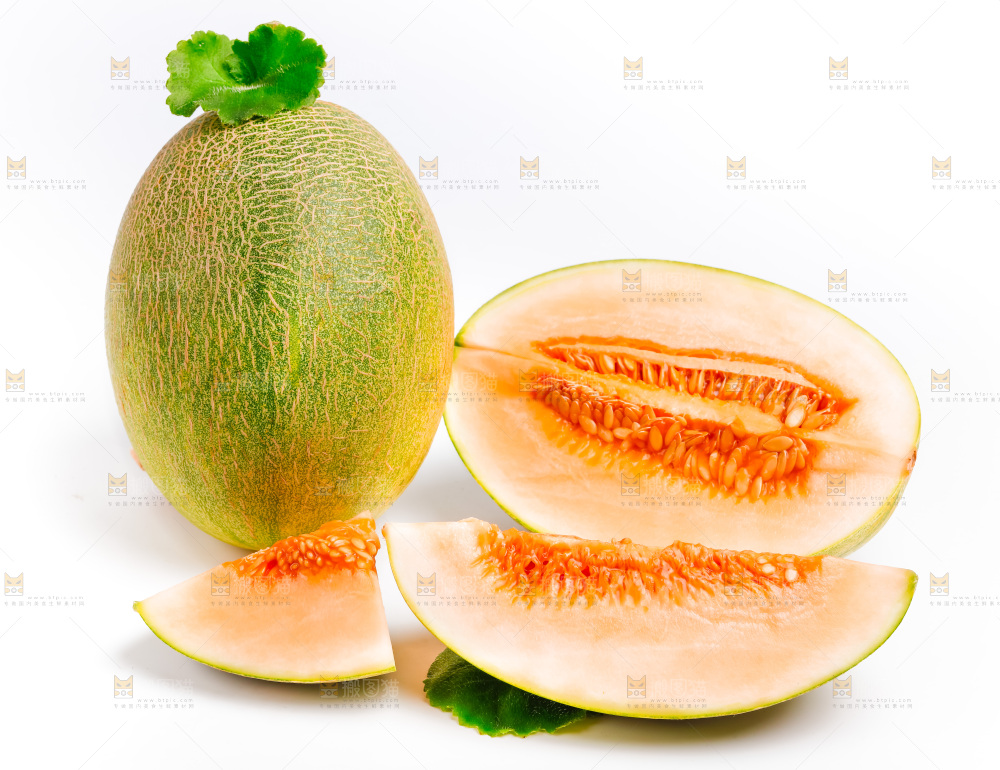 白底上放着新疆哈密瓜切块