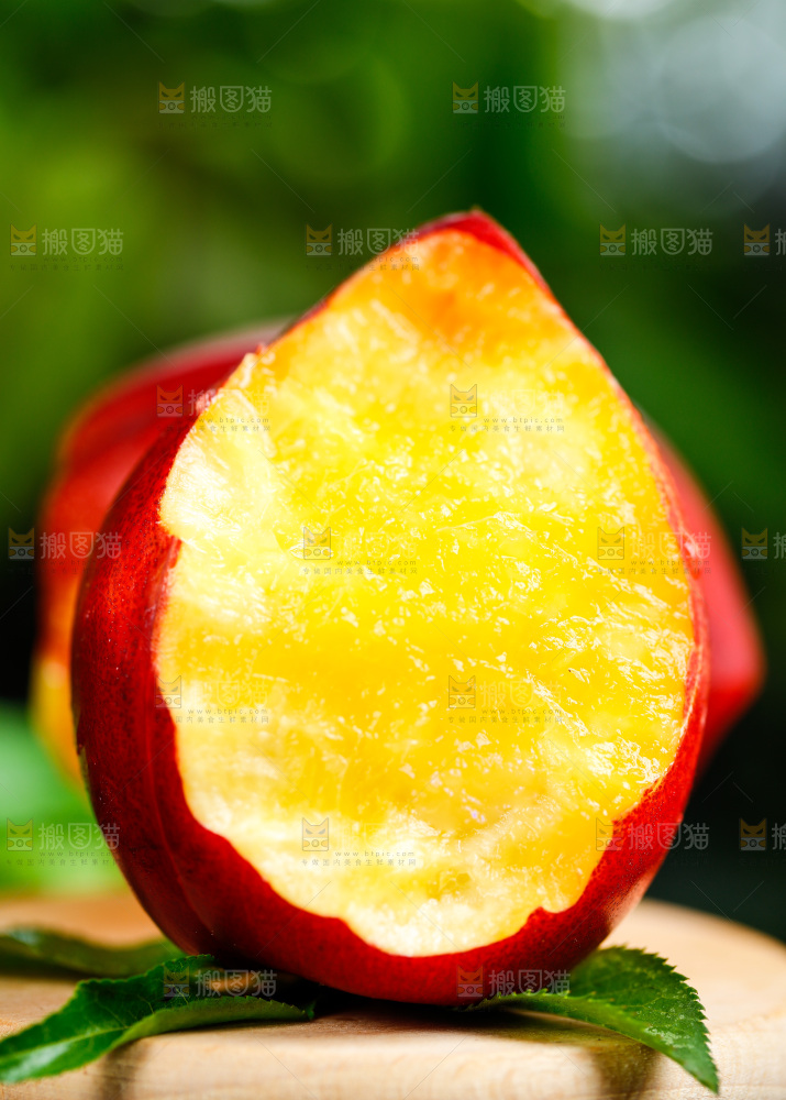 木板上放着新鲜油桃