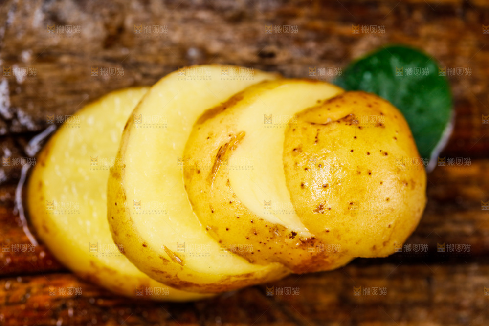 新鲜土豆放在木底上