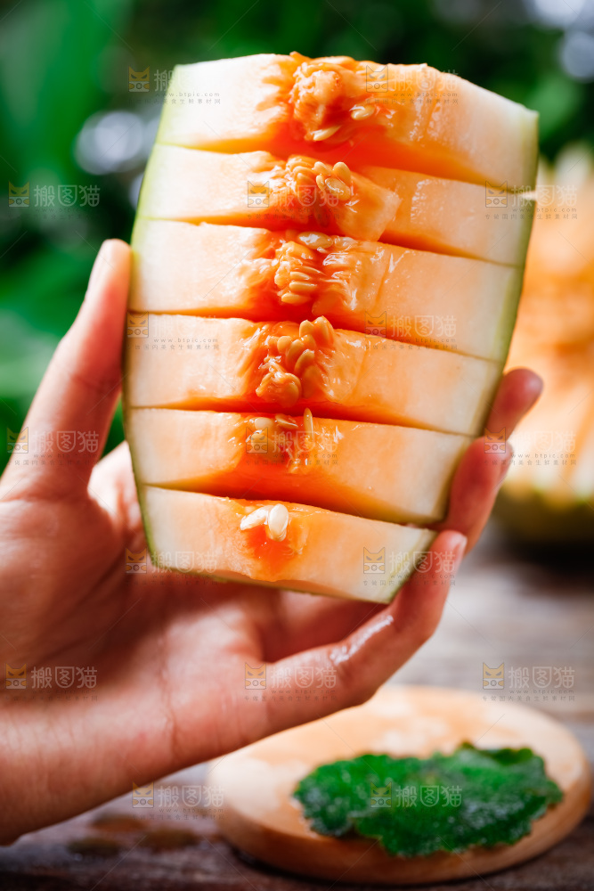 手拿切开的新疆哈密瓜