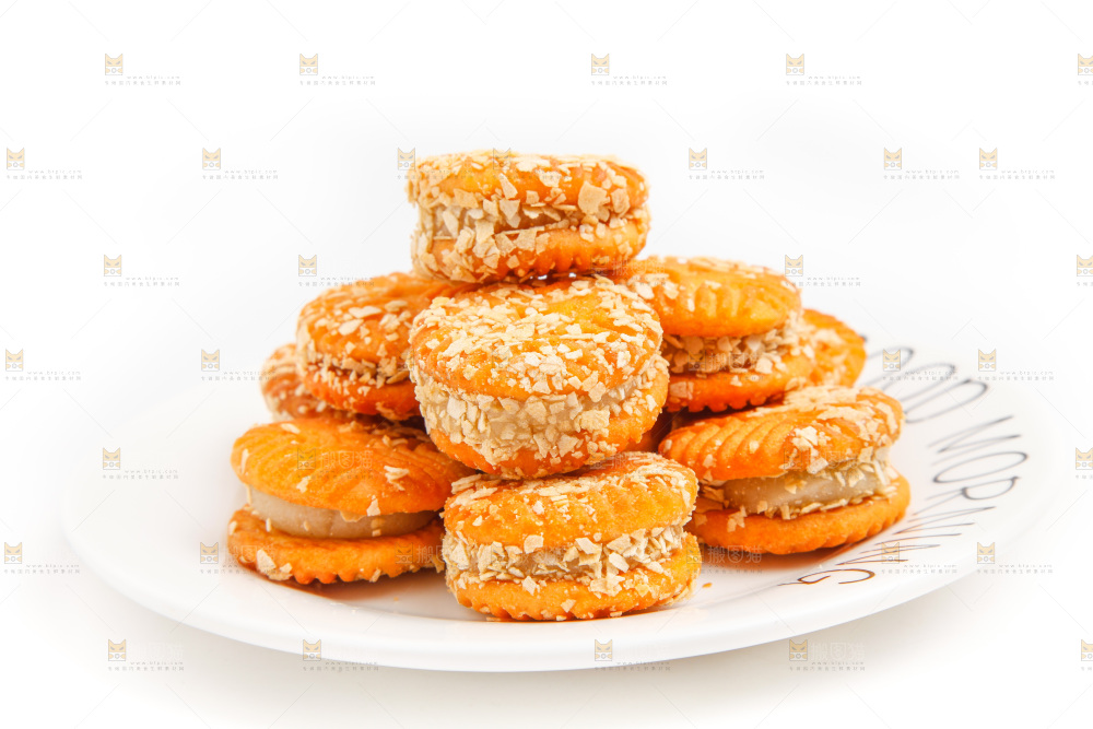 夹心饼干放在白底上