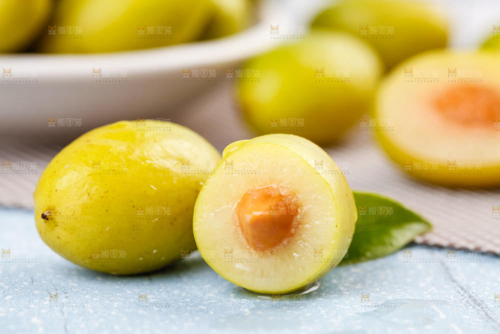 深底上切开的橄榄