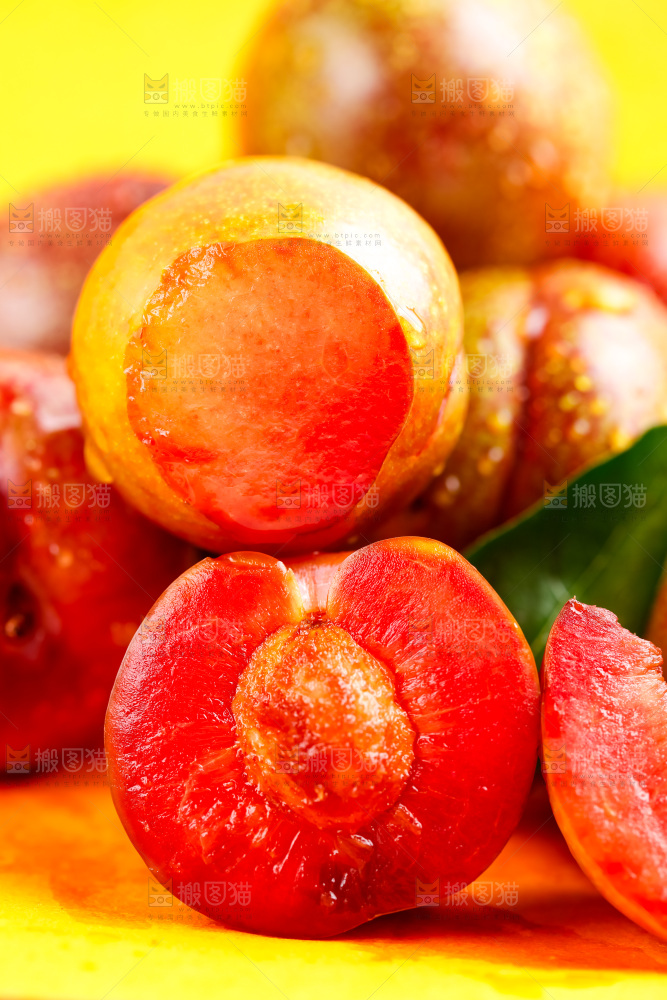 浅底上摆放着一堆的三华李