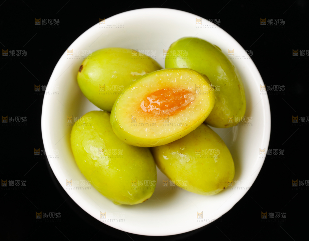 深底上的甜橄榄