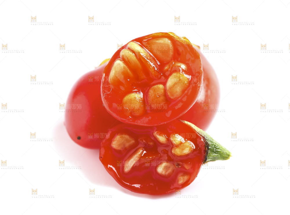 白底上摆放着新鲜红枸杞