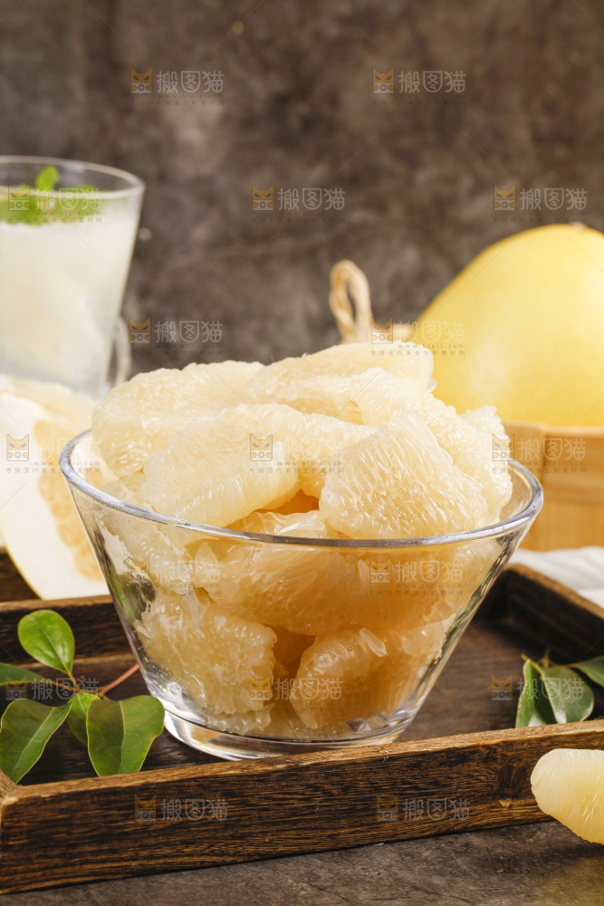 深底上的白心蜜柚