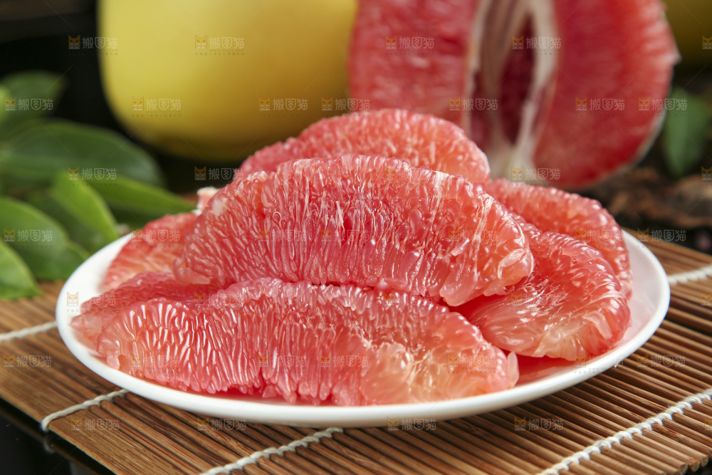 竹底上放着平和红心柚子