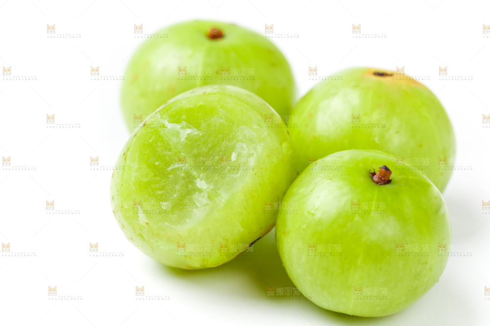 白底上摆放着余甘果